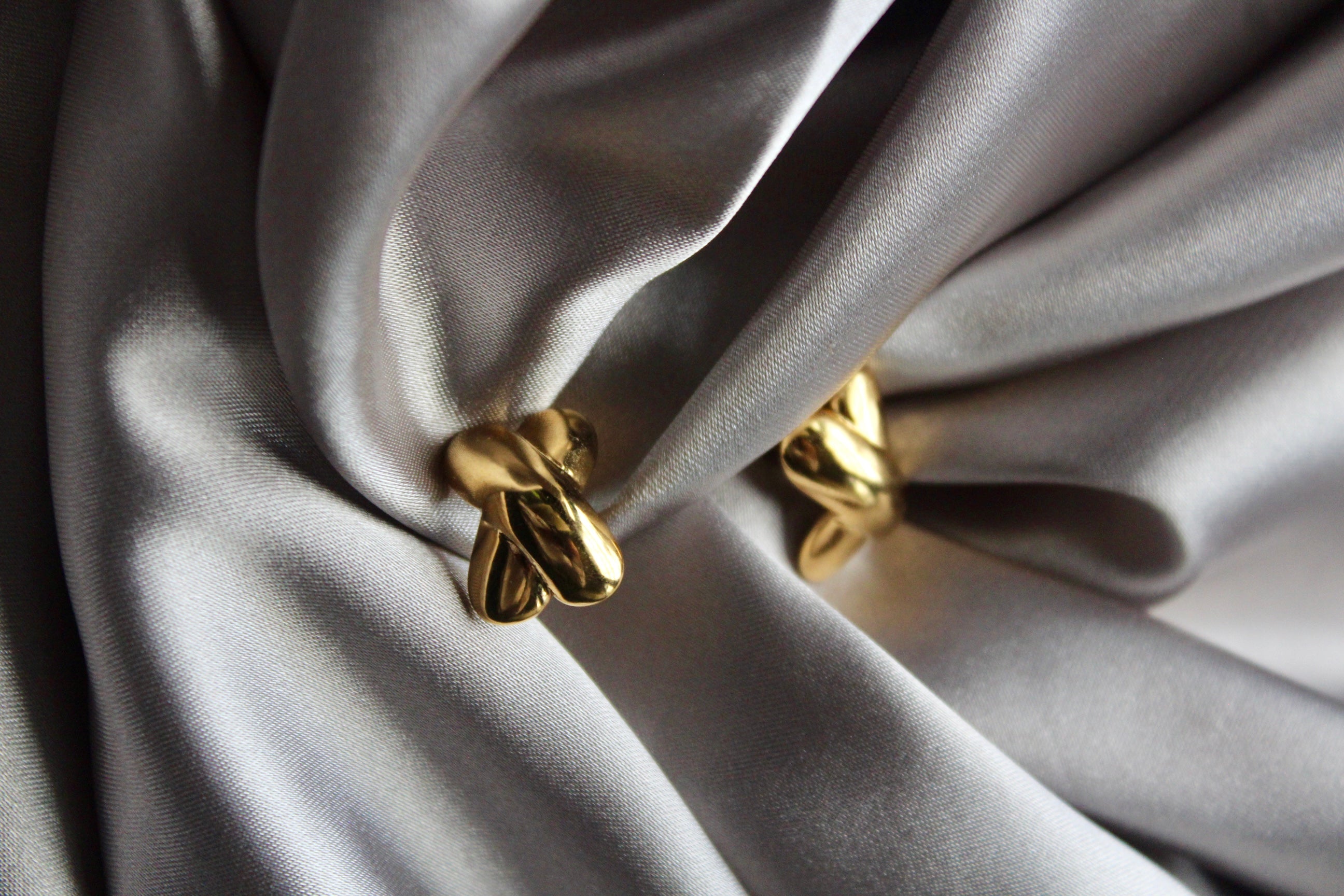 Hononga Cross Studs